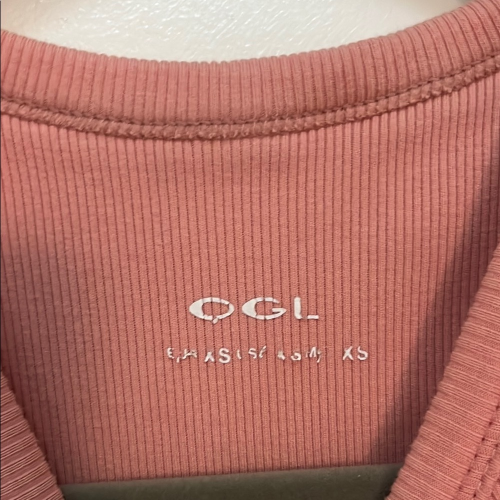 Women’s Ribbed Crop Tank Top - Picture 2 of 3